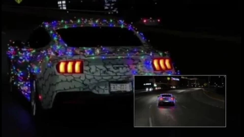 Navidad sobre ruedas: Mustang iluminado recorre el Periférico de la Juventud