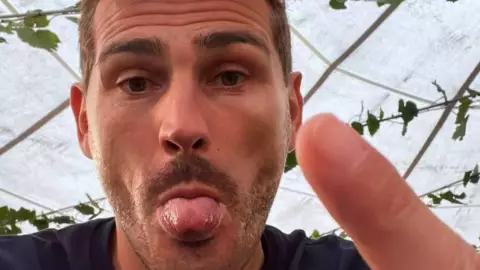 Iker Casillas es captado afuera de una tienda en la CDMX