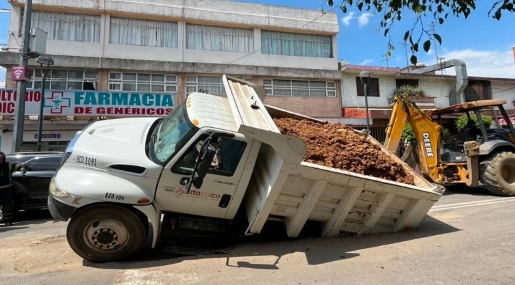Socavón-en-Iztacalco-CDMX-HOY_-Vactor-y-camión-de-volteo-se-hunden-en-Oriente-108_-colonia-Ramos-Mil.webp