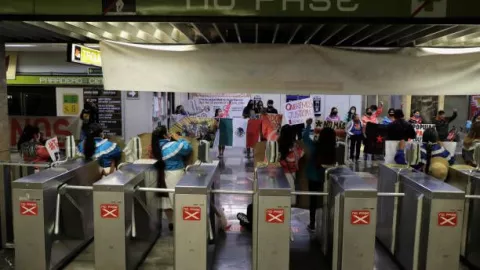 Metro CDMX: Hombre entregó fajo de billetes que encontró en La Viga