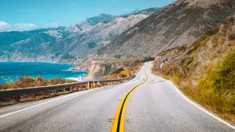 La Highway 1 con la escarpada costa de Big Sur.