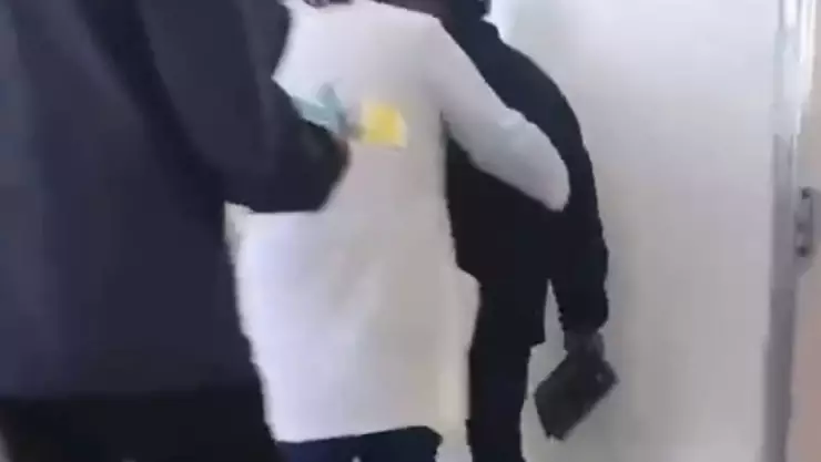 VIDEO_ Maestro de francés fue atacado en plena clase con un arma blanca en Naucalpan