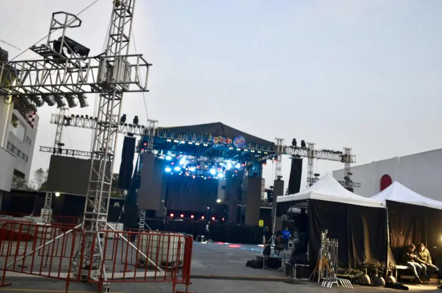 Construcción escenario Gran concierto Juguetón 25 años
