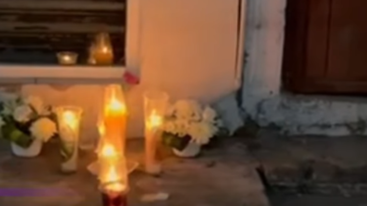Tiroteo en preparatoria Antón Makárenko, Lázaro Cárdenas, Michoacán, dejan veladoras y flores.png