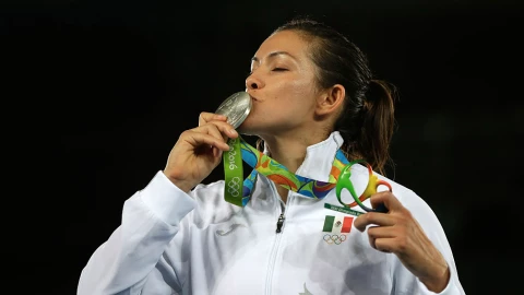 María del Rosario Espinoza, con la medalla de plata en Río 2016