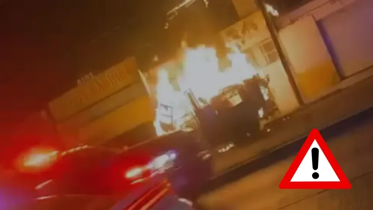 ¿Cómo se quemó un auto en la Colonia Soledad en Aguascalientes? (VIDEO)