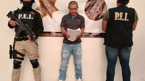 Detienen a hombre por el presunto ROBO de un auto y otros objetos en Mérida