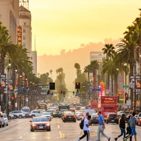 Personas cruzan una calle de Los Ángeles, California