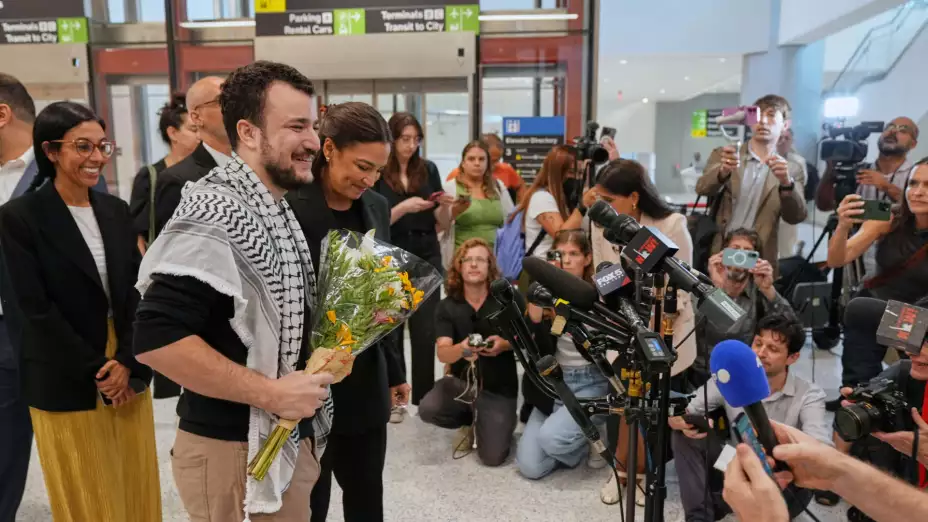 Mahmoud Khalil tras ser liberado de un centro de migración.