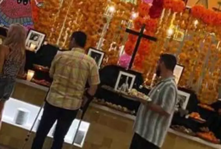 Creen que un altar de muertos es buffet y se comen la ofrenda