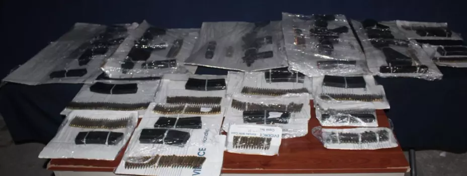 detienen a 3 hombres con armas