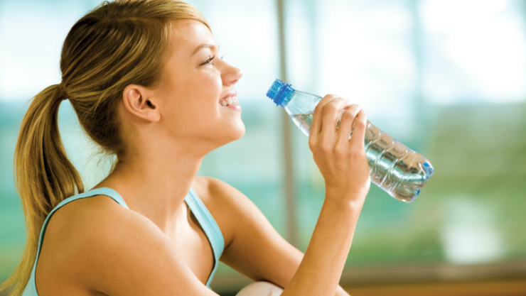 Los beneficios de beber un vaso de agua en ayunas