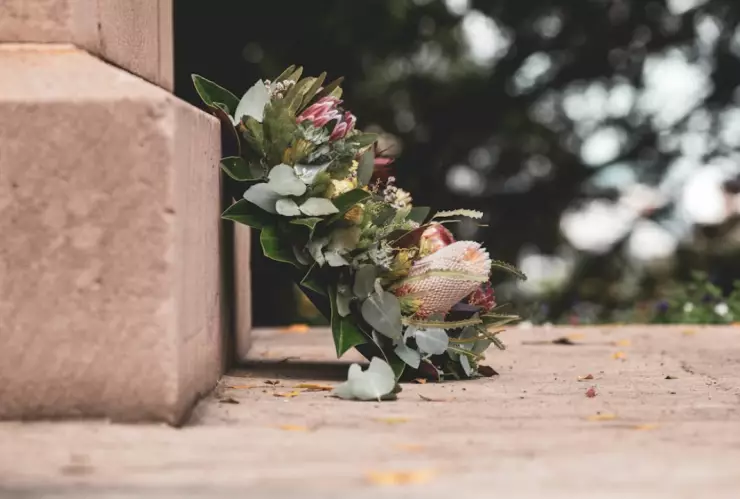 Horror en panteón: hallan a mujer muerta junto a la tumba de su hermano