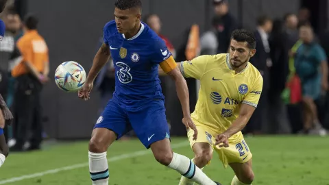 Thiago Silva y Henry MArtín en el Chelsea vs América.jpg