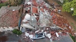 Tres edificios en desuso y una tienda de dos pisos que fueron dañados en un terremoto anterior se derrumbaron.