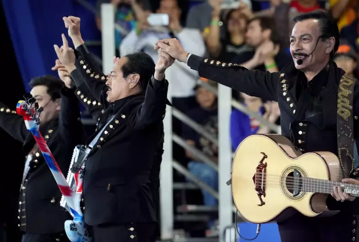 Los Tigres del Norte cantaron en un mitin de la candidata presidencial Kamala Harris en Phoenix, Arizona.