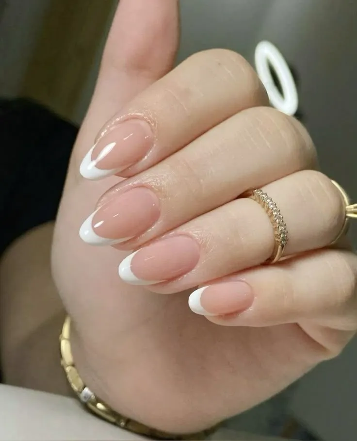 9 diseños de uñas almendradas cortas que te harán lucir muy elegante: las usan las artistas