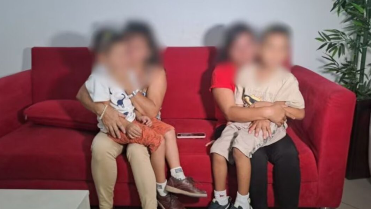 Dos madres intercambian a sus hijos después de 6 años tras ser confundidos al nacer.