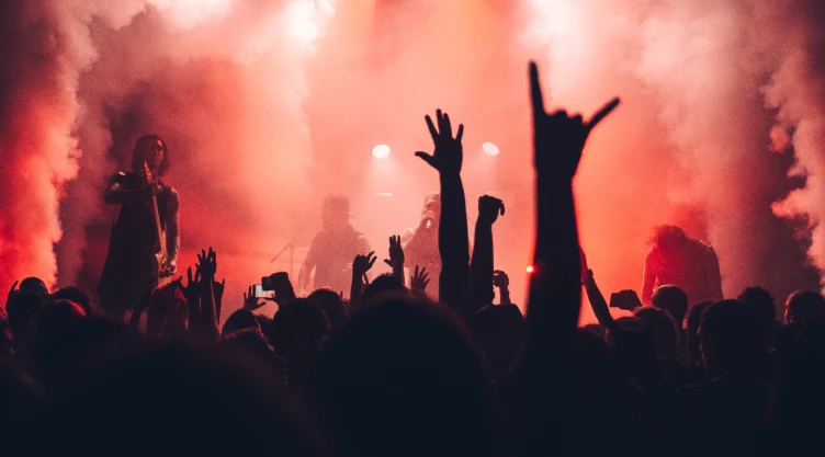 ¿Todo pagado a Europa? Empresa ofrece trabajo como “probador de conciertos”