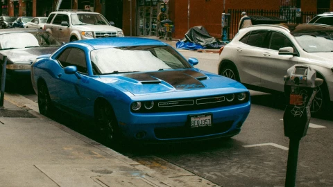 Ya aplica la nueva tarifa de parquímetros en Monterrey: Esto te costará y así serán las multas. En la imagen se puede observar un auto en calles de Monterrey y se encuentra estacionado frente a unidad de cobro de parquímetro.