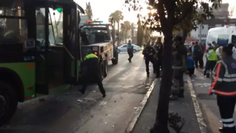 Dos camiones del transporte público chocaron en la alcaldía Venustiano Carranza.