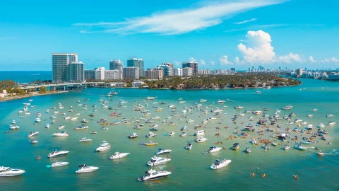 Vista aérea botes en Miami