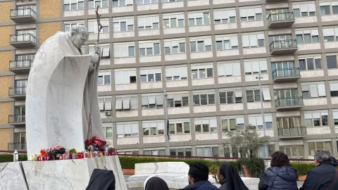 Fieles católicos acuden al hospital donde está el papa Francisco.jpg