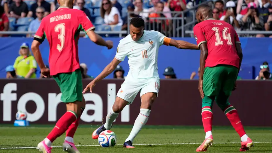 Kylian Mbappé anota un gol para Francia contra Marruecos.