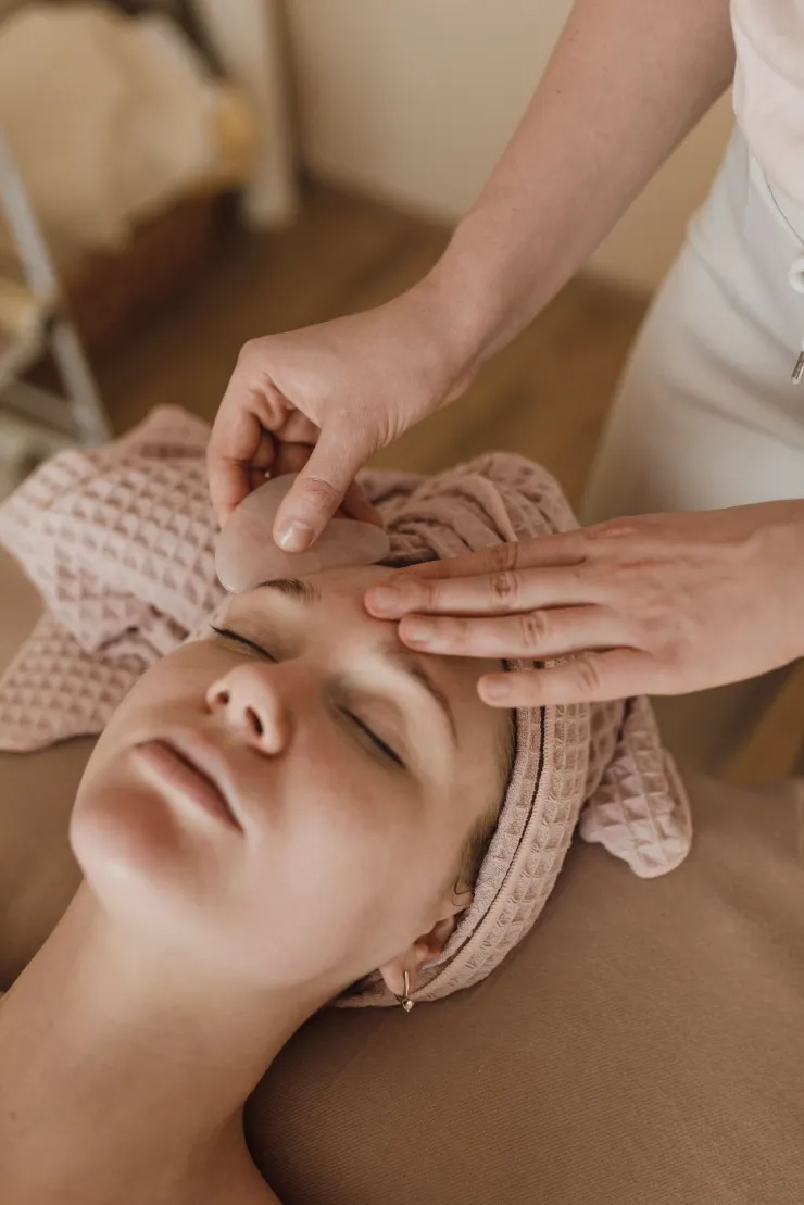 El masaje facial correcto para desinflamar el rostro hinchado