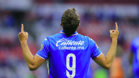 Santi Giménez habló del acercamiento que ha tenido con el Feyenoord