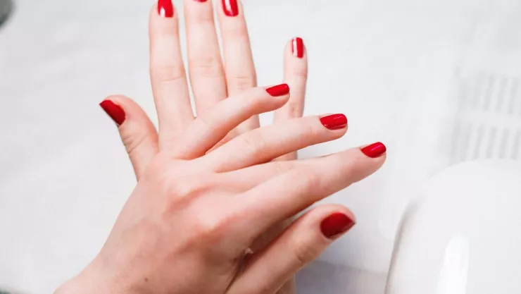 dos-razones-diseño-uñas-rojas-tendencia-2026.jpg