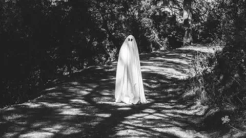 niña jugando en panteón municipal de miahuatlán en puebla.jpg