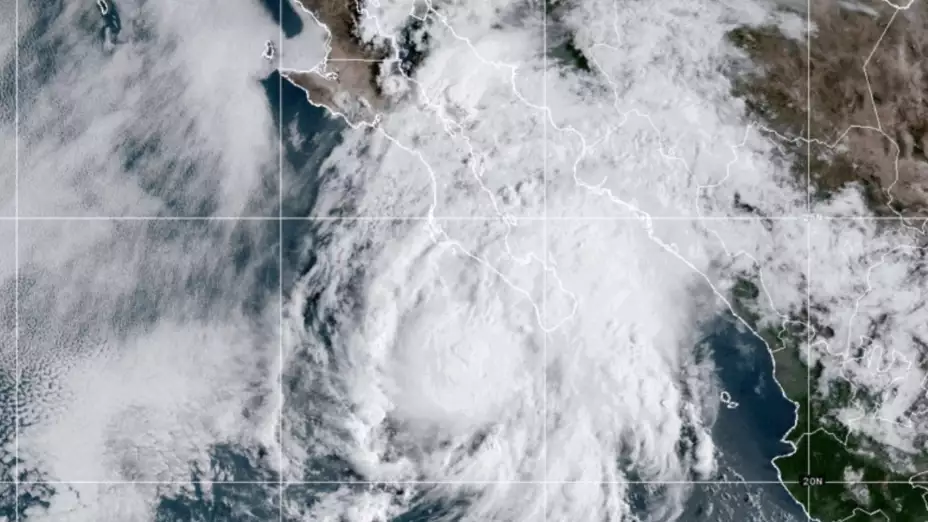 Huracán Lorena sobre la costa oeste de México.