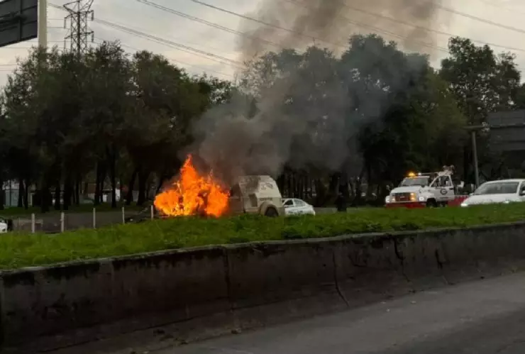 Se incendia camioneta de valores sobre Avenida Insurgentes