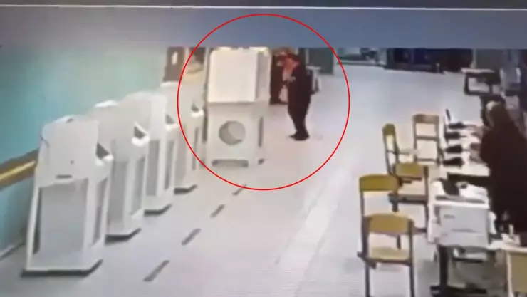 Mujer prende fuego a casilla en la primera jornada de elecciones en Rusia