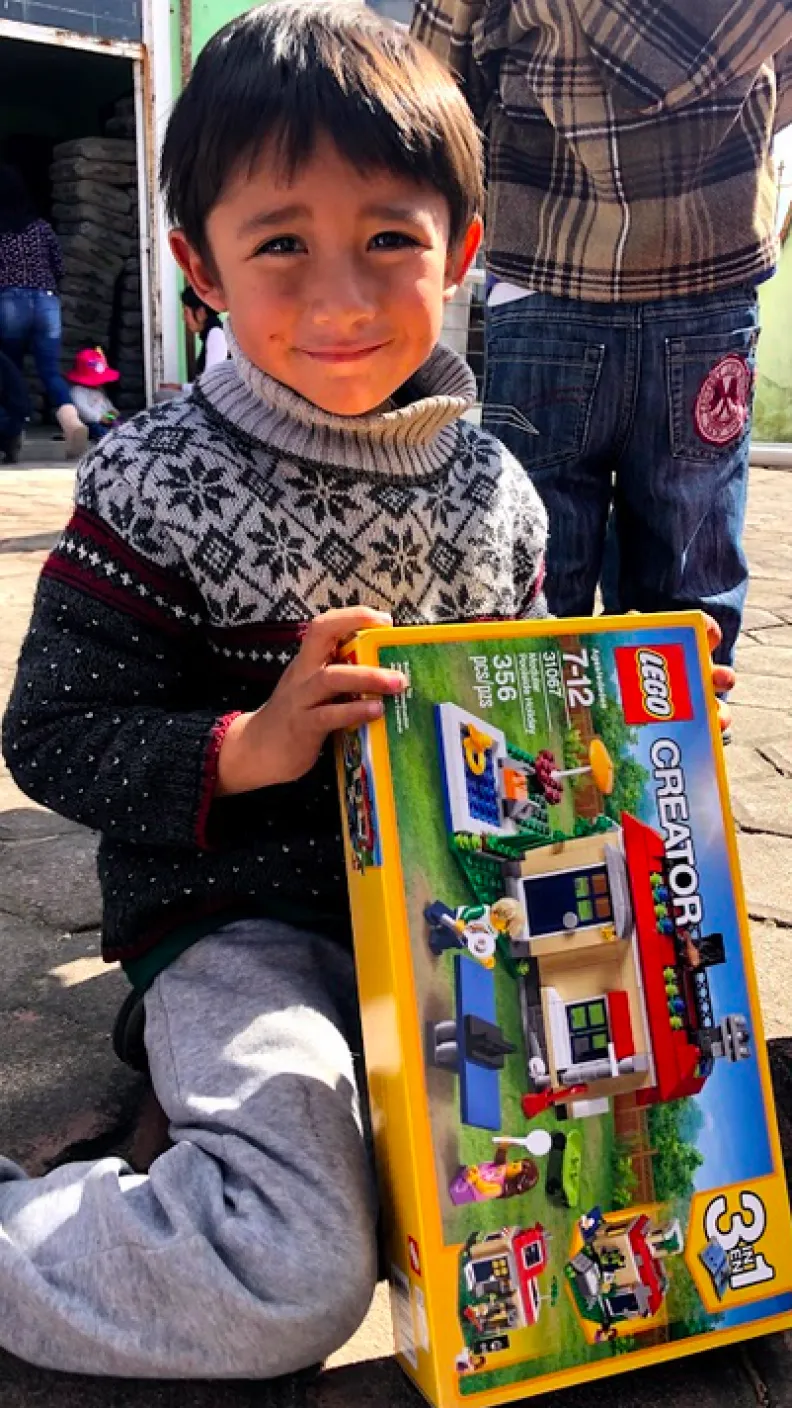 Entrega de juguetes en Xalostoc, Tlaxcala
