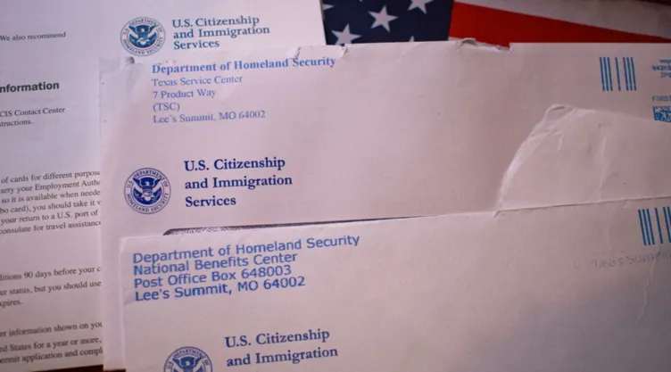 Sobres del USCIS con información.