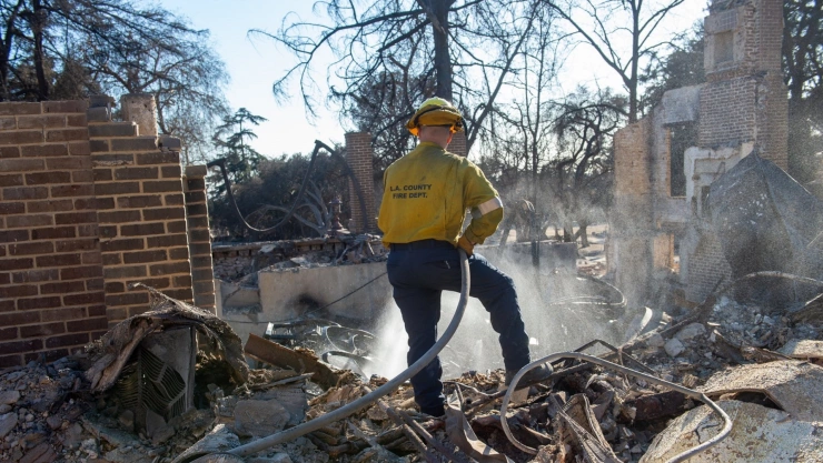 Bomberos combaten incendios en California