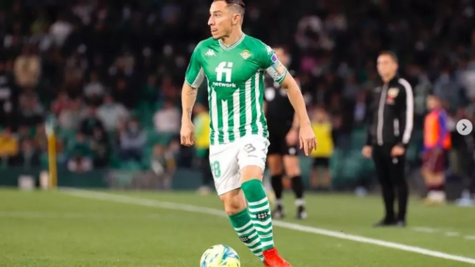 El futbolista Andrés Guardado se vuelve viral por jalar el cabello de rival.