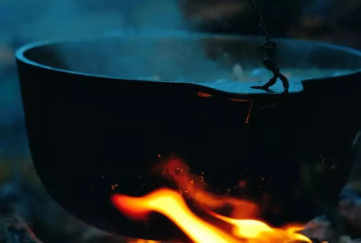 Niño en estado grave tras caer en olla de agua hirviendo mientras jugaba