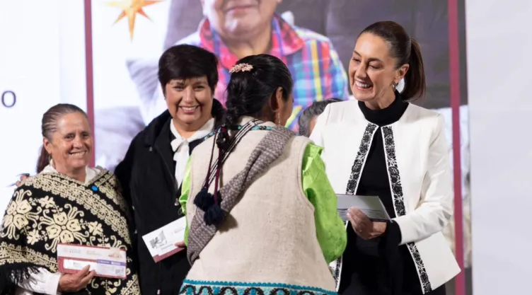Entrega de tarjetas del bienestar a mujeres de 63 y 64 años.
