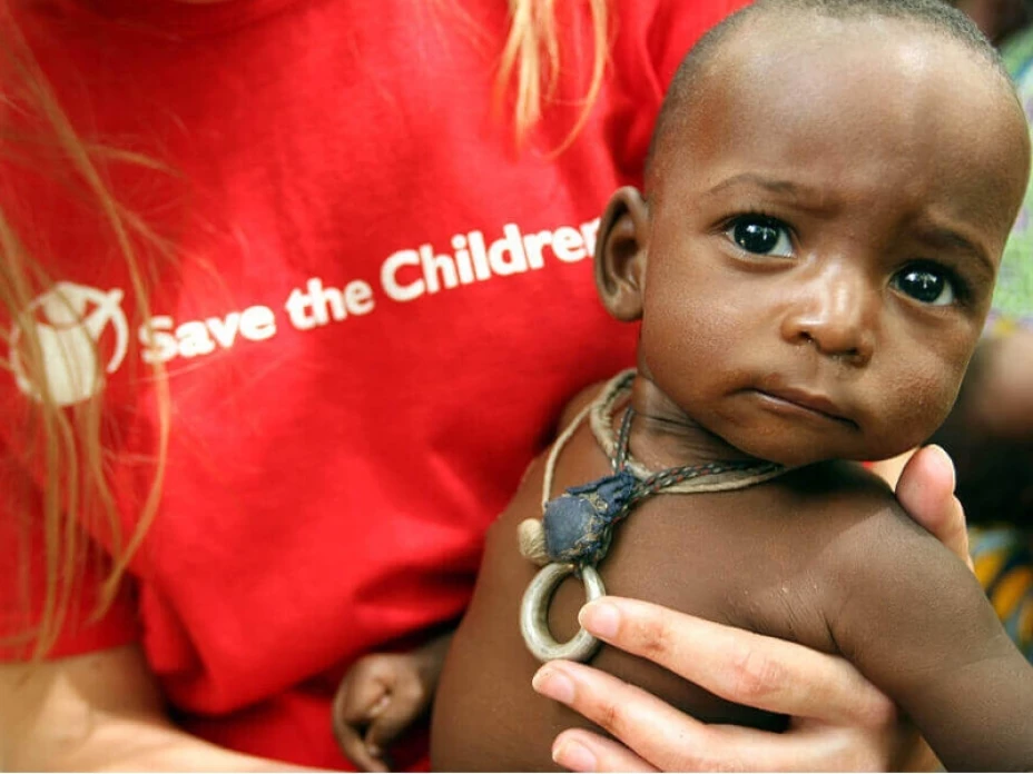 Niño con Save the Children