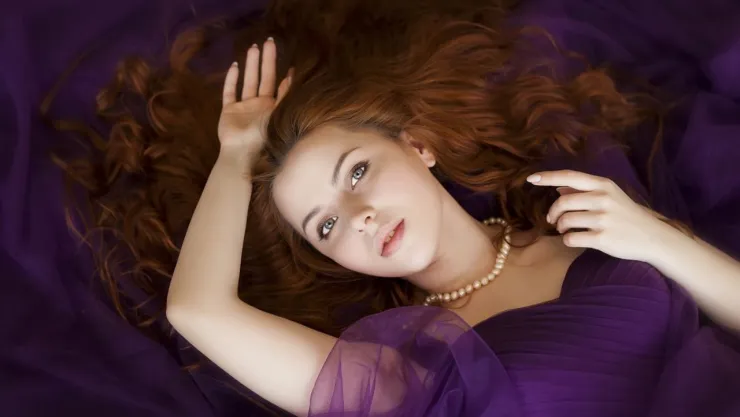 ¿Qué significa que una persona se toque el cabello cuando habla?