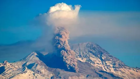 VIDEO El volcán Shiveluch de Rusia amenaza con hacer fuerte erupción