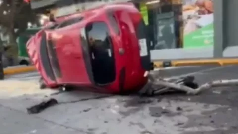 Vehículo queda volcado y destrozado tras accidente en avenida Cruz del Sur
