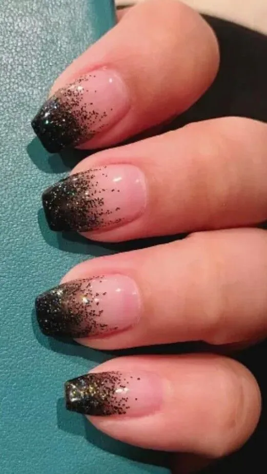 11 diseños de uñas negras con brillos para usar en natación o cualquier otro deporte: duran mucho