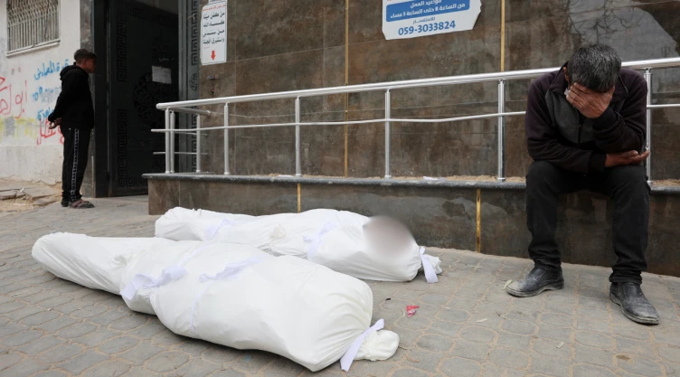 Una persona de luto reacciona junto a los cadáveres de palestinos que, según los médicos, murieron en ataques israelíes el jueves en el Hospital Al-Shifa, en la ciudad de Gaza , el 22 de enero de 2026.