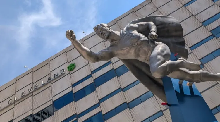 Revelan la estatua gigante de Superman en Cleveland, su ciudad de origen