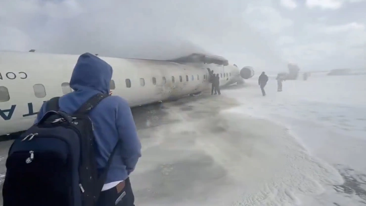 Confirman el número de personas que viajaban en el avión accidentado hoy en Toronto.jpg