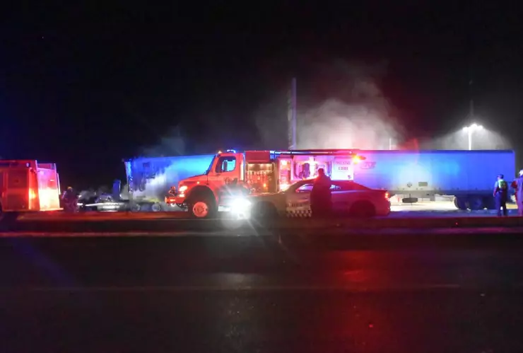 FOTOS_ Incendio de un tráiler en la Mérida-Cancún provoca fuerte movilización